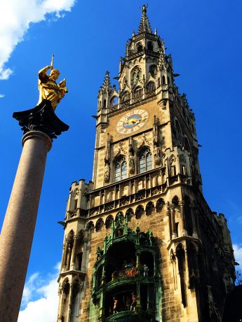 n the middle of Marientplatz is the Marienpillar, adorned by the gold-plated statue of Mary, which has been at the center of the square since 1638.