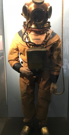 This hose-less diving suit, 1912, consisted of one bottle containing compressed oxygen and a second bottle filled with compressed air. Using a pressure regulating valve, a gas mix was produced which the diver breathed in.  Developed to tether diver to the ship. Divers could dive to 40 meters.
