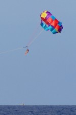 Parasailing 1,200 feet over the ocean near Big Island, Hawaii. Flickr photo by rjones0856.